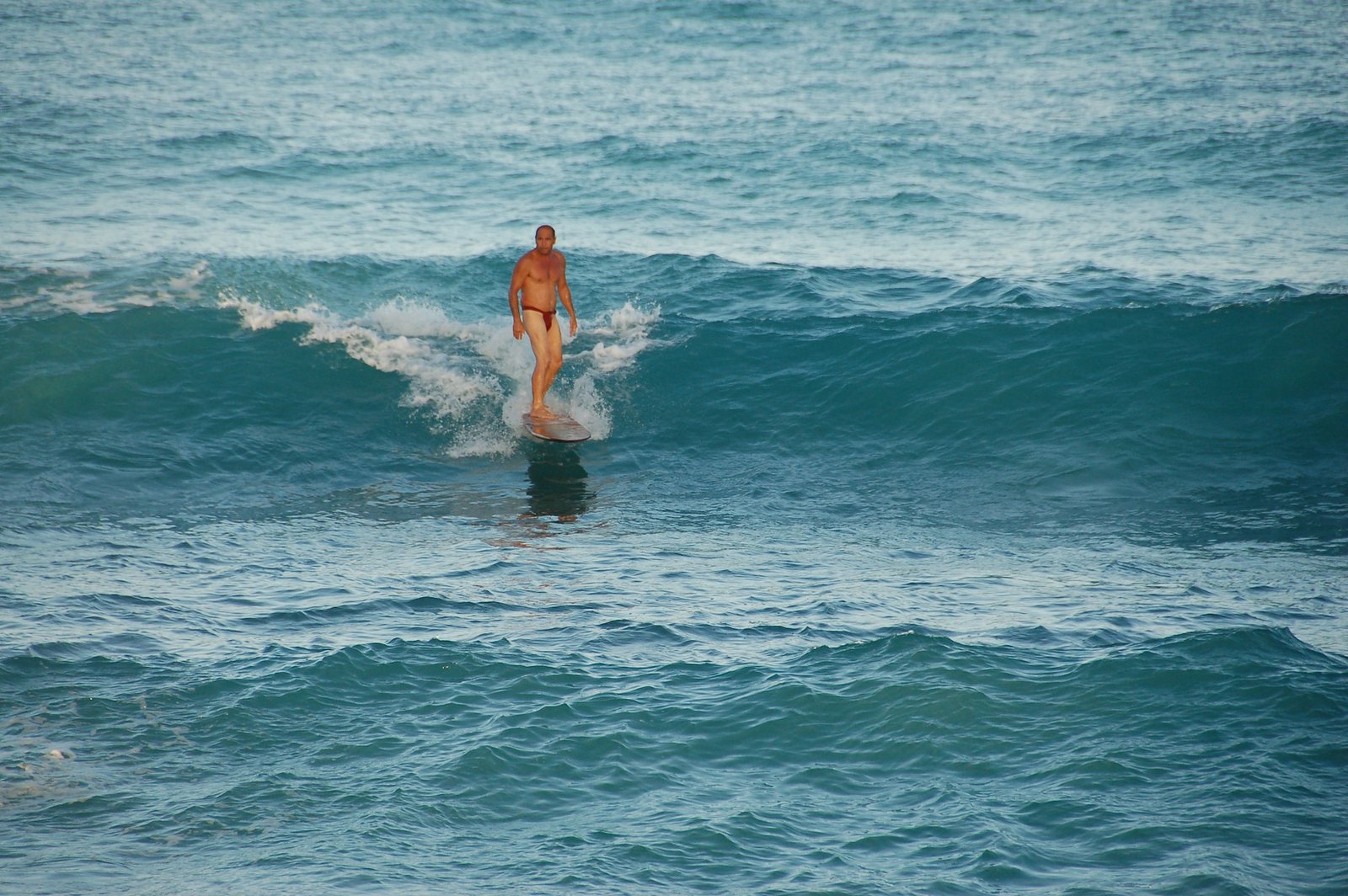 Tom surfs in the style of his Kūpuna (Hawaiian ancestors).